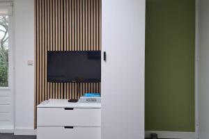 En tv och/eller ett underhållningssystem på Tiny house Wassenaar
