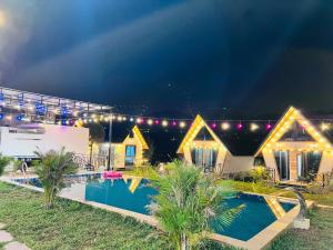 una casa con piscina por la noche en Cloudy Home - Venuestay, en Hanói