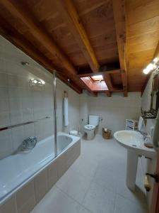 La salle de bains est pourvue d'une baignoire, d'un lavabo et de toilettes. dans l'établissement Hotel Rural El Angel de la Guarda, à Güemes