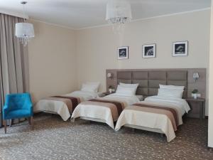 Een bed of bedden in een kamer bij Ośrodek Uzdrowiskowy Świerkowy Zdrój Medical Spa