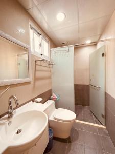 台東市的住宿－新站23號，浴室配有白色卫生间和盥洗盆。