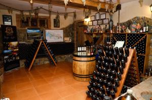 Chateau Ateni Cottages في غوري: غرفة تذوق النبيذ مع مجموعة من زجاجات النبيذ