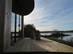 una terrazza in legno con vista sul lago di Aquascope Virelles - Logements insolites a Chimay