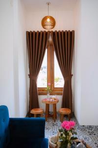 Trú Homestay Huế في Thôn Dương Xuân Hạ: غرفة معيشة مع طاولة ونافذة