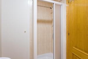 オリーバにあるCarmenの浴室のガラス扉付きシャワー +24枚の写真