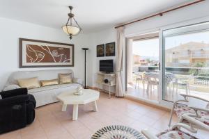 オリーバにあるCarmenのソファとテーブルのあるリビングルーム