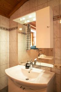 Aparthaus Winkler في هينترتال: حمام مع حوض ومرآة