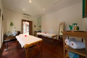 a room with two beds and a mirror at Siri Mendira Beach Villas in Candidasa
