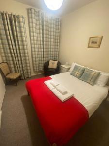 エディンバラにあるThe Portsburgh Square Residenceのベッドルーム1室(赤毛布付きの大型ベッド1台付)