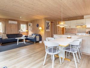 een keuken en een woonkamer met een tafel en stoelen bij Holiday home Fjerritslev XXIV in Fjerritslev