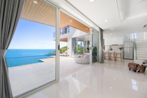 een open keuken en een woonkamer met uitzicht op de oceaan bij Villa The Wave in Nathon Bay