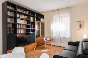 een woonkamer met een bank en een televisie bij Flats4rent Luca in Verona