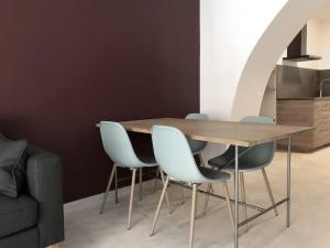- une table et des chaises dans une chambre avec un canapé dans l'établissement Studio Darsena, à Milan