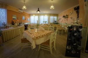 Reštaurácia alebo iné gastronomické zariadenie v ubytovaní Albergo La Lampara