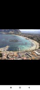 una vista aérea de una playa con las palabras mammothosa en BELLA PALERMO, en Palermo
