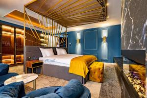 PRESTIGE PLAZA في سوسيفا: غرفة نوم مع سرير وغرفة معيشة