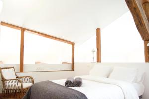 una camera da letto con un letto con un paio di scarpe sopra di Apartamento Carmen II a Ferrol