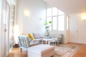 uma sala de estar com duas cadeiras e uma mesa em Apartamento Carmen II em Ferrol