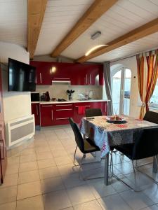 Kuchyňa alebo kuchynka v ubytovaní Maison de vacances avec amarre