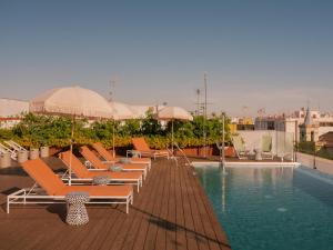 בריכת השחייה שנמצאת ב-Ibis Styles Sevilla City Santa Justa או באזור