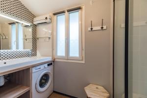 a laundry room with a washing machine and a sink at Ty Ker Embrun - Maison Vue Mer à 280m de la plage in Plougrescant