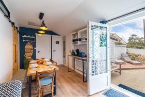 Dapur atau dapur kecil di Ty Ker Embrun - Maison Vue Mer à 280m de la plage