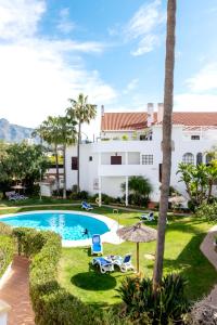 マルベーリャにあるLuxe Villa Puerto Banusのスイミングプール付きの家の裏庭を望めます。
