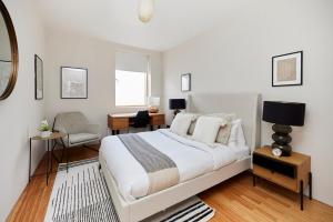 Katil atau katil-katil dalam bilik di The Southwark Wonder - Charming 1BDR Flat with Patio