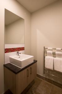 Kylpyhuone majoituspaikassa Ramada Suites by Wyndham Christchurch City