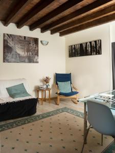 een slaapkamer met een bed, een bureau en een stoel bij L'appartement à la campagne in Vermenton