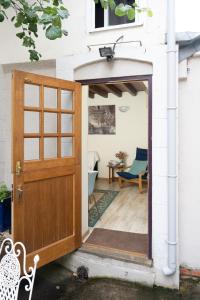 een open deur naar een kamer met een tafel bij L'appartement à la campagne in Vermenton