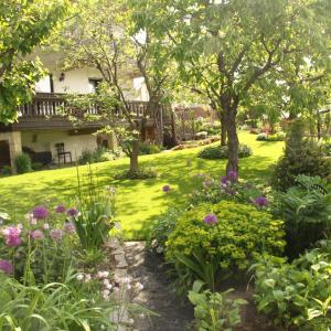 a garden in front of a house with flowers at Ferienwohnung Mietzner in Laubach