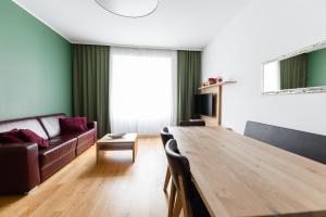 ウィーンにあるNadland Apartment Wehlistrasseのリビングルーム(ソファ、木製テーブル付)