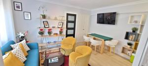 sala de estar con sillas amarillas y mesa en Artaza Home, en Sopelana