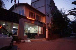een gebouw met een bord aan de voorkant bij Aybel İnn Hotel in Beldibi