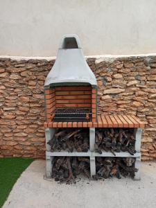 un horno de ladrillo sentado junto a una pared de piedra en Casa Rural El Rincón del Valle, en San Carlos del Valle