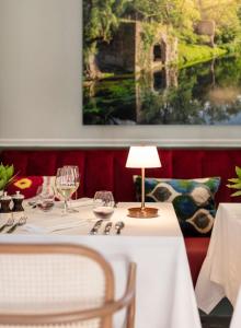 Výhled na řeku, která protéká v blízkosti hotelu