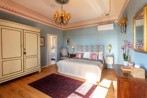 ein Schlafzimmer mit einem Bett und einer Kommode in der Unterkunft Palazzo Tiglio in San Pancrazio