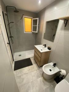 Kúpeľňa v ubytovaní Lovely 1Bedroom Apartment in the Heart of Malaga - WIFI&AC