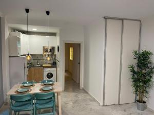 Kuchyňa alebo kuchynka v ubytovaní Lovely 1Bedroom Apartment in the Heart of Malaga - WIFI&AC