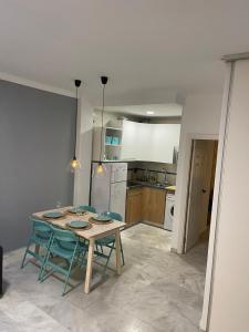 Kuchyňa alebo kuchynka v ubytovaní Lovely 1Bedroom Apartment in the Heart of Malaga - WIFI&AC