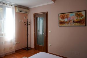 una habitación con una puerta y una foto en la pared en Lovely apartment in the heart of Tirana, en Tirana