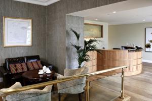 The lobby or reception area at Hadlow Manor 