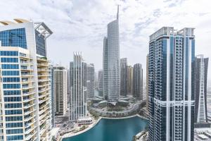 uitzicht op een stad met een rivier en gebouwen bij Lakeside Residence - 2BR Apartment - Allsopp&Allsopp in Dubai