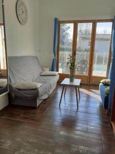 Część wypoczynkowa w obiekcie maison mitoyenne avec piscine Un moment chez Diane