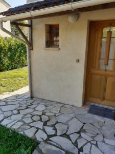 una puerta delantera de una casa con un patio de piedra en maison mitoyenne avec piscine Un moment chez Diane, en Grasse