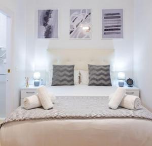 una camera da letto con un grande letto con due cuscini di Jimios city center by Valcambre a Siviglia