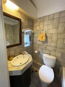 uma casa de banho com um WC branco e um lavatório. em TΟRRE DI PIETRA-LUXURY RESIDENCE-ΑMAZING SEA VIEW em Marathón
