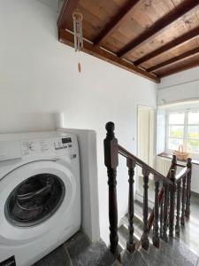 eine Waschmaschine in einem Zimmer mit einer Treppe in der Unterkunft TΟRRE DI PIETRA-LUXURY RESIDENCE-ΑMAZING SEA VIEW in Marathón