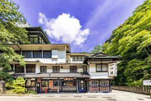 un edificio frente a una montaña en Ichinoyu Honkan, en Hakone